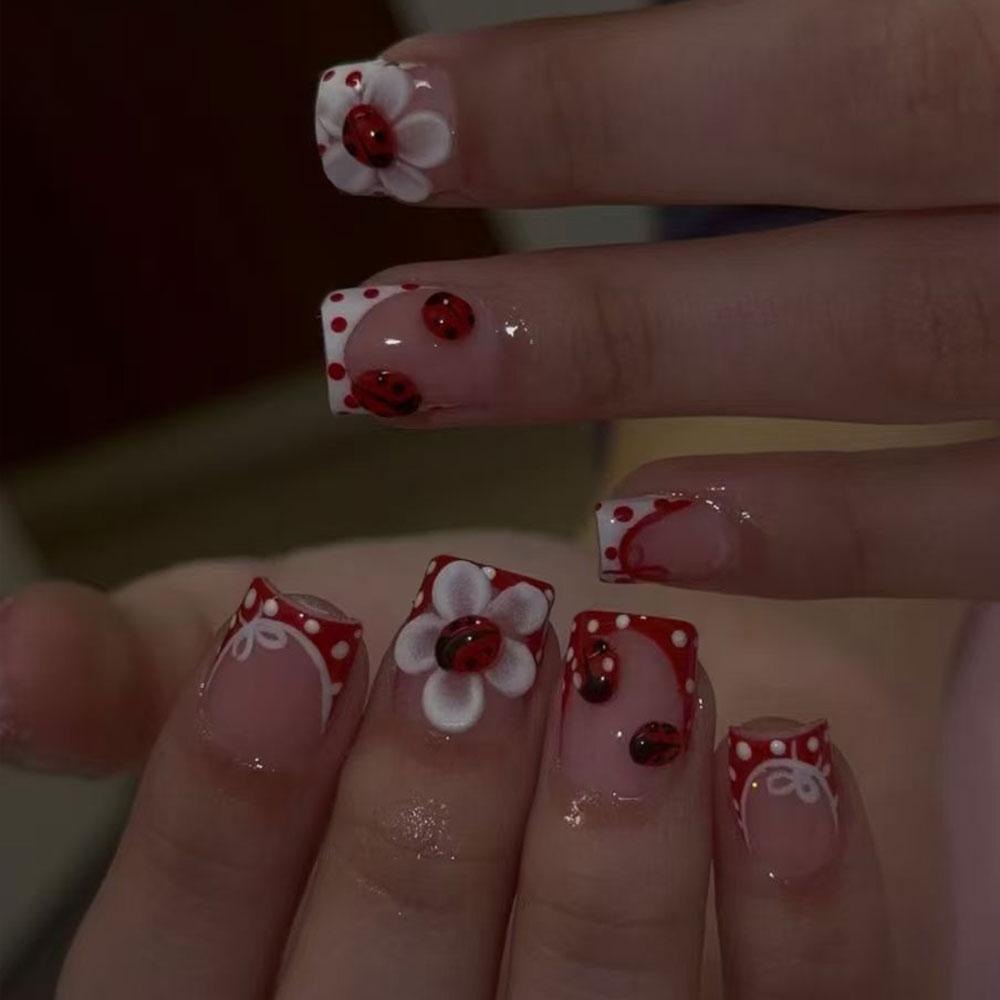 Nail Art Press On - 24 Stück pro Set. Rechteckige 3D-Gel-Blumen-Polka-Dot-Marienkäfer-Rote