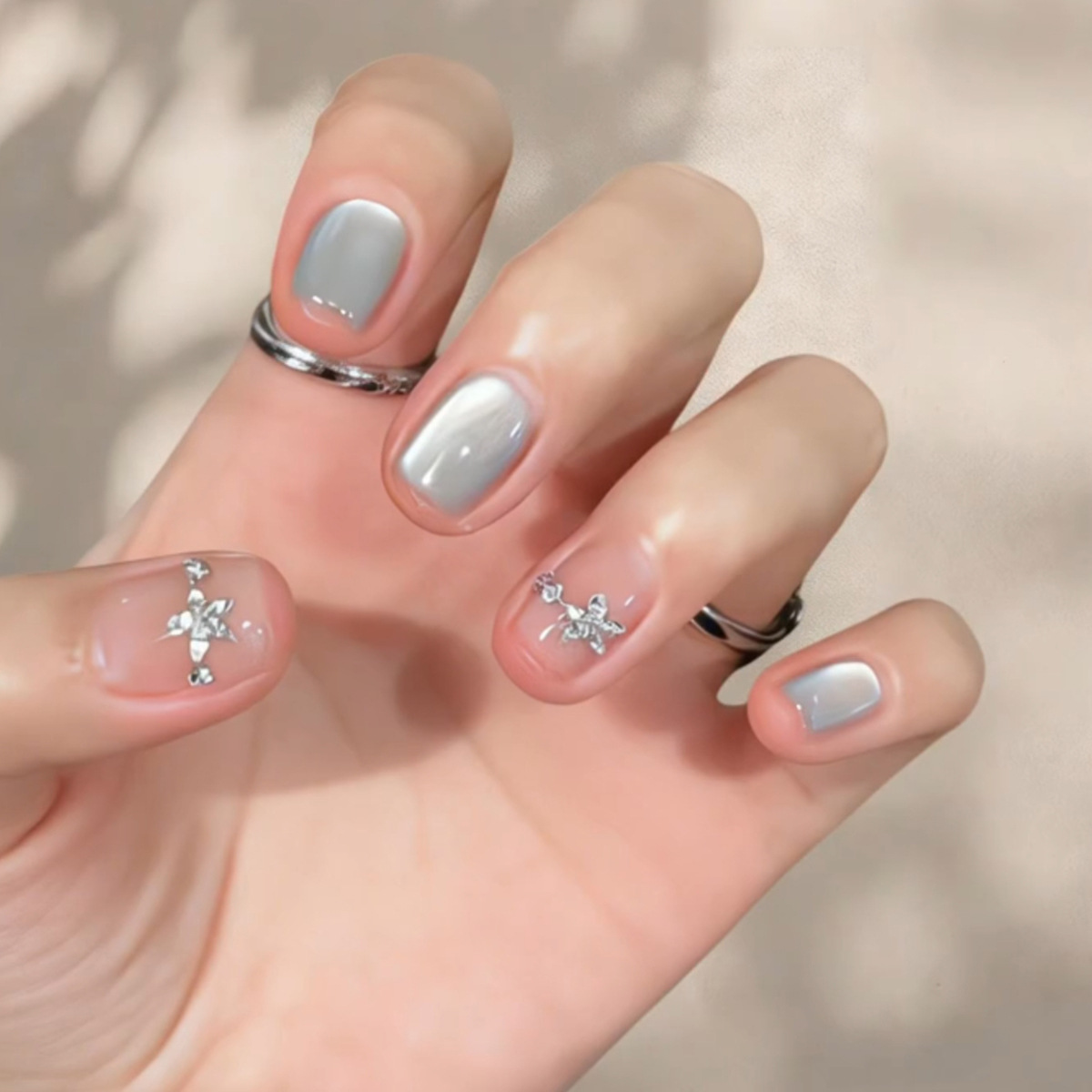 Nail Art Gliter - 24 Stück Katzenaugen-Glitzer-Nagelspitzen mit Diamant-Blumen-Dekor, Nude